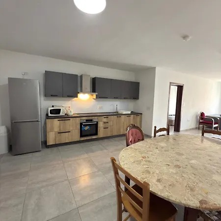 4-bedroom In Pietà P9 Apartamento